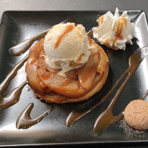Tarte tatin maison (ACG), crème et caramel