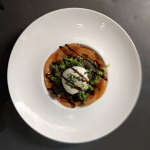Tomate, mozzarella, burratina, salade, huile, basilic (GI)